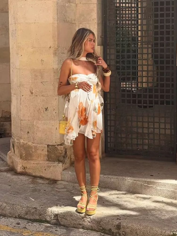 Look sofisticado com vestido amarelo curto em tecido chiffon e detalhes em babados, Moda Origem.