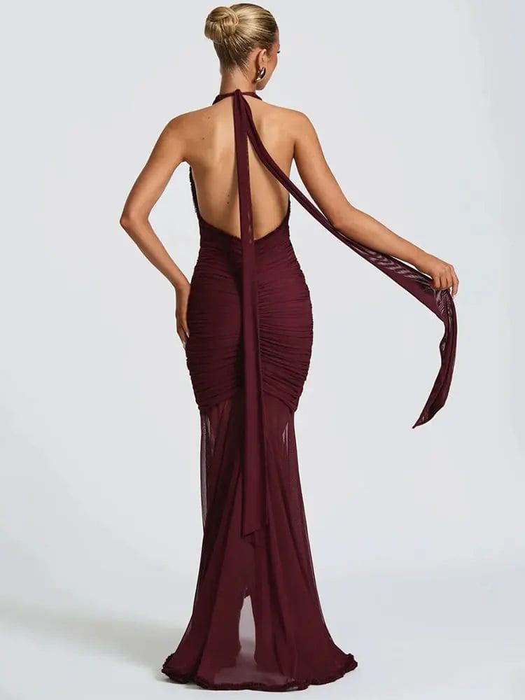Detalhe das costas nuas com amarração do vestido longo borgonha Moda Origem, visual sofisticado e sensual