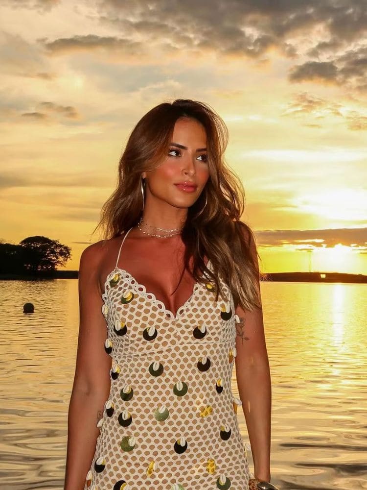 Vestido de Festa Curto Feminino com Franjas da Moda Origem – detalhe do decote em V sofisticado