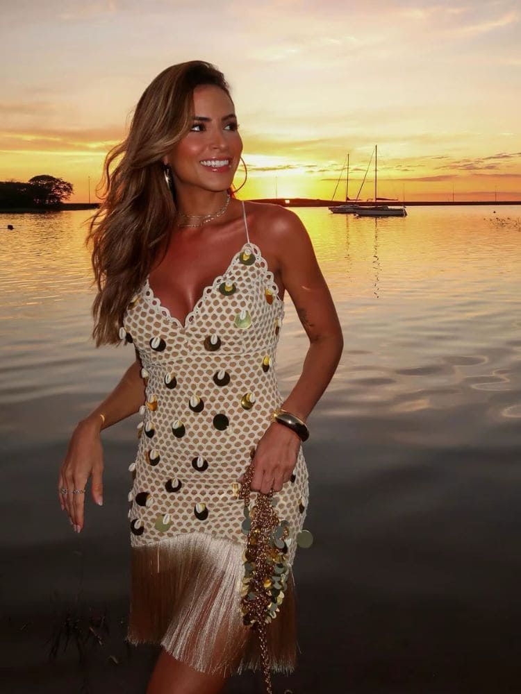 Vestido de Festa Curto Feminino da Moda Origem – vista lateral mostrando caimento e design elegante