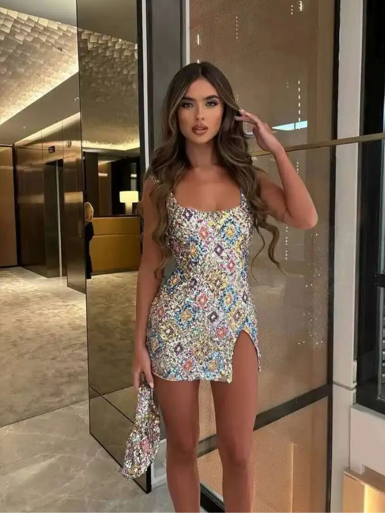 Vestido de Festa Curto com Paetês e Fenda Elegante