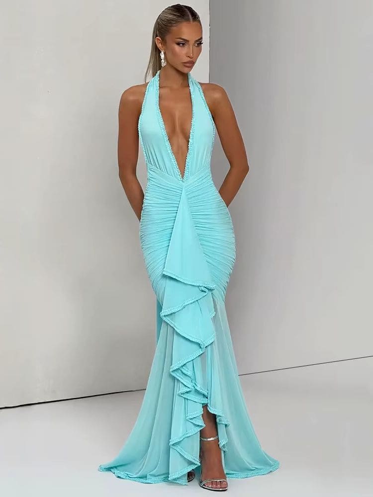 Close no decote profundo do vestido azul claro Moda Origem, realçando sensualidade e sofisticação