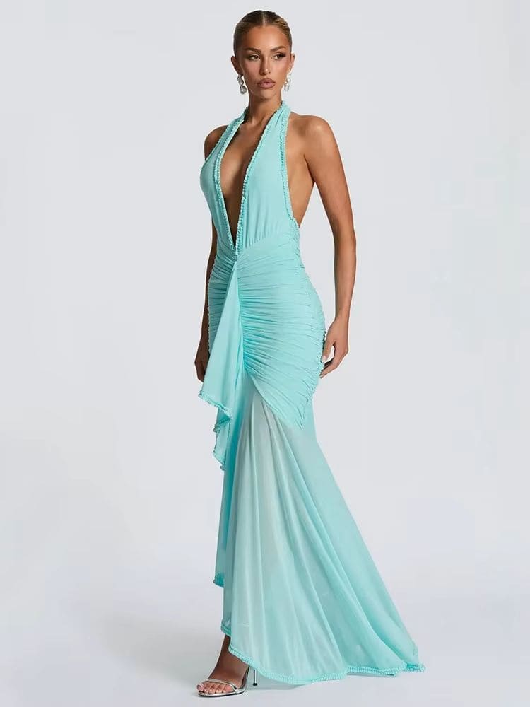 Modelo exibindo vestido longo de festa azul claro com decote profundo e fenda elegante Moda Origem, vista lateral