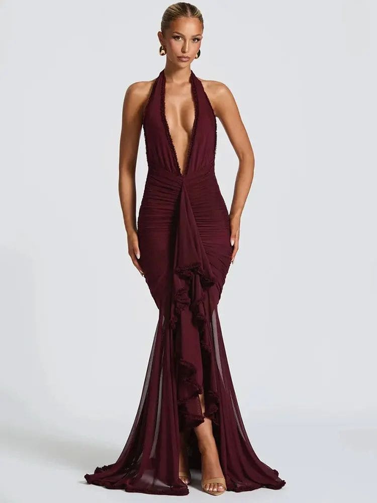 Modelo usando vestido longo de festa borgonha com decote profundo e fenda elegante Moda Origem, vista frontal.