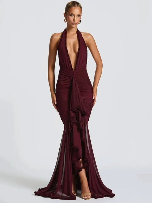 Modelo usando vestido longo de festa borgonha com decote profundo e fenda elegante Moda Origem, vista frontal.