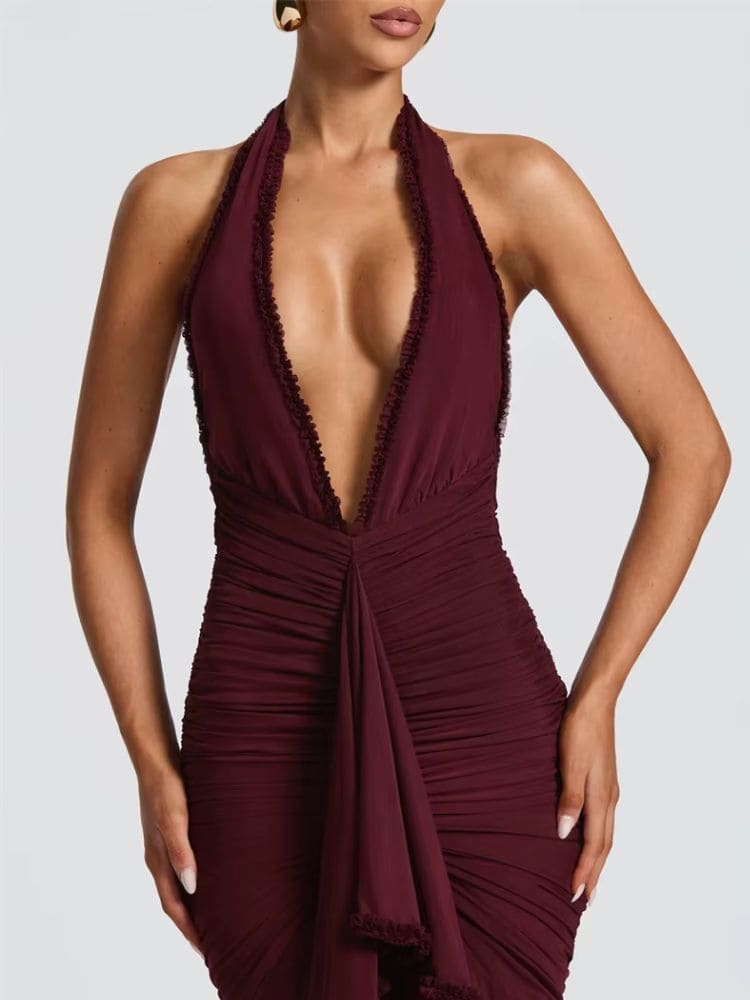 Close no decote profundo do vestido borgonha Moda Origem, realçando sensualidade e sofisticação