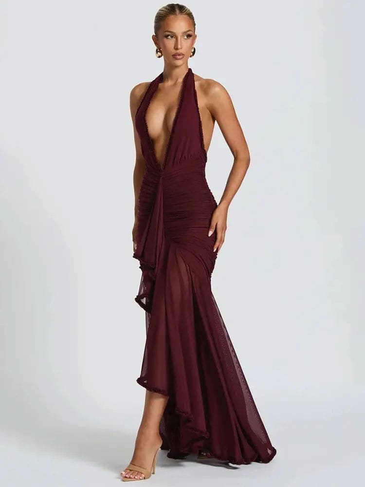 Vista lateral do vestido longo borgonha Moda Origem, destacando fenda elegante e babados delicados