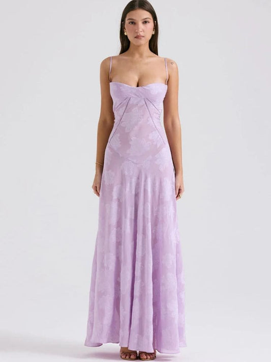 Modelo usando vestido longo floral com alça fina na frente - Moda Origem
