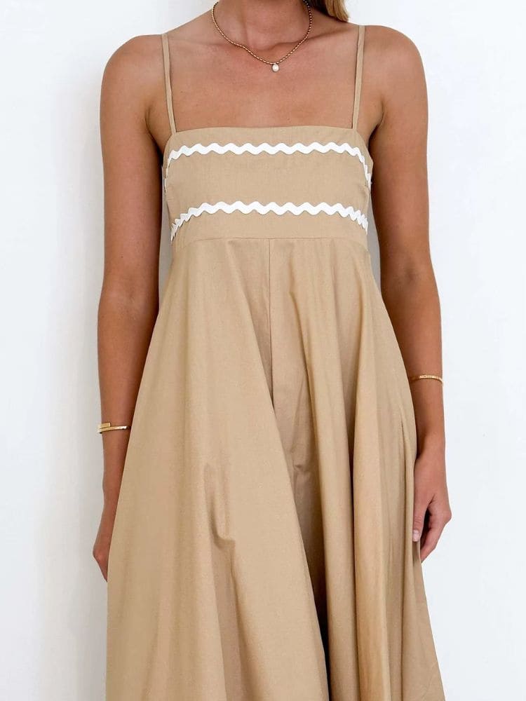 Close do decote do vestido longo Bege, tecido premium e acabamento refinado – Moda Origem