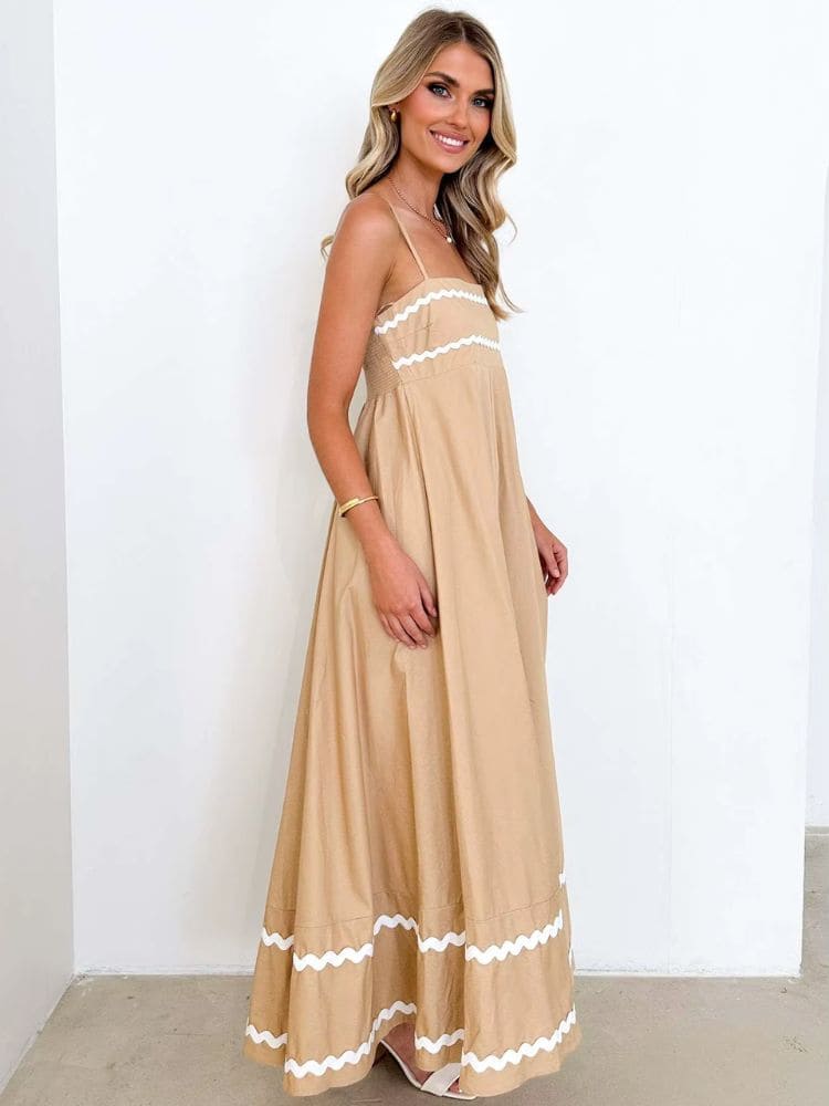 Modelo de lado usando vestido longo Bege, alças ajustáveis e fluidez do tecido – Moda Origem