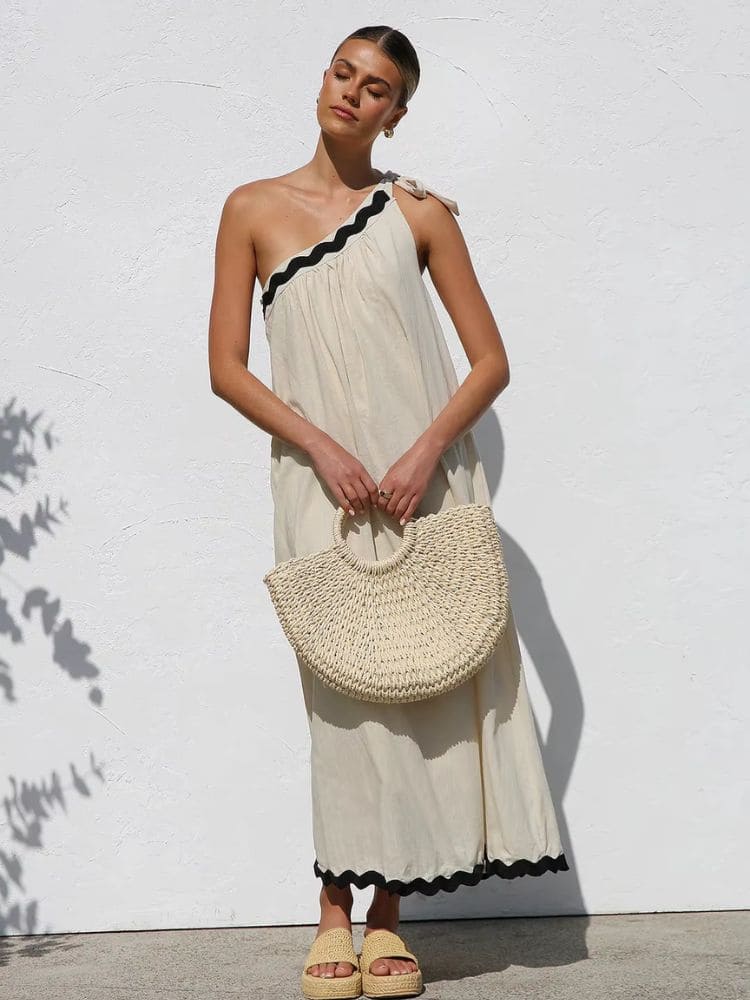 Detalhe da alça com amarração ajustável do vestido um ombro só Moda Origem