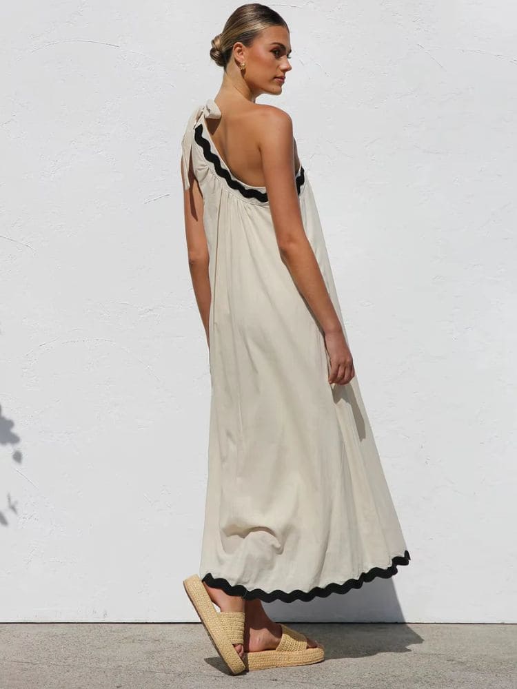 Vista traseira do vestido longo um ombro só bege com caimento fluido, Moda Origem