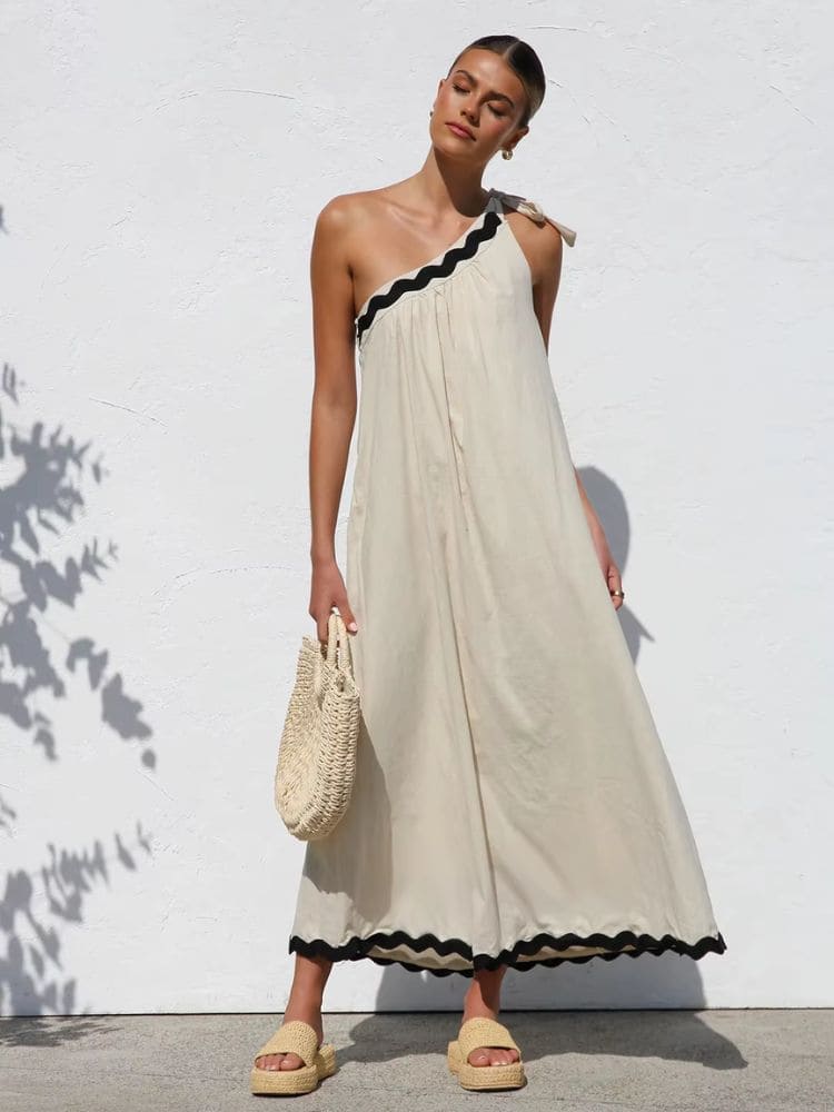 modelo usando vestido longo bege um ombro só visto de frente, Moda Origem