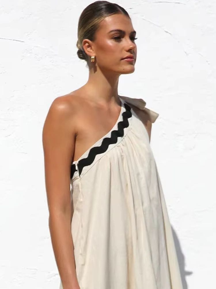 Detalhe do zíper lateral do vestido longo um ombro só bege, Moda Origem