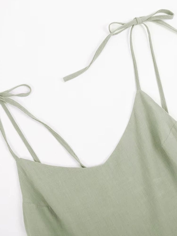 Detalhe da alça fina e do decote V do vestido longo boho de algodão – Moda Origem