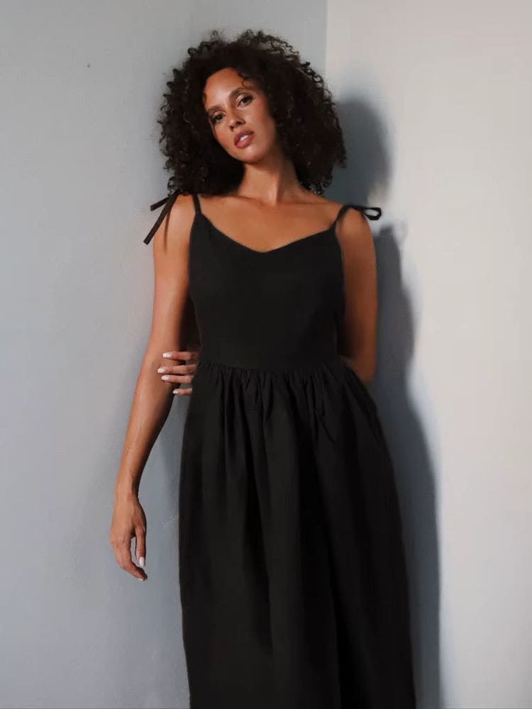 Vista lateral do vestido longo boho preto de algodão – Moda Origem