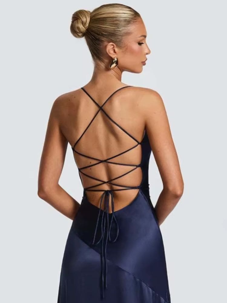 Vista de costas do vestido de cetim azul, ideal para festas e formaturas – Moda Origem