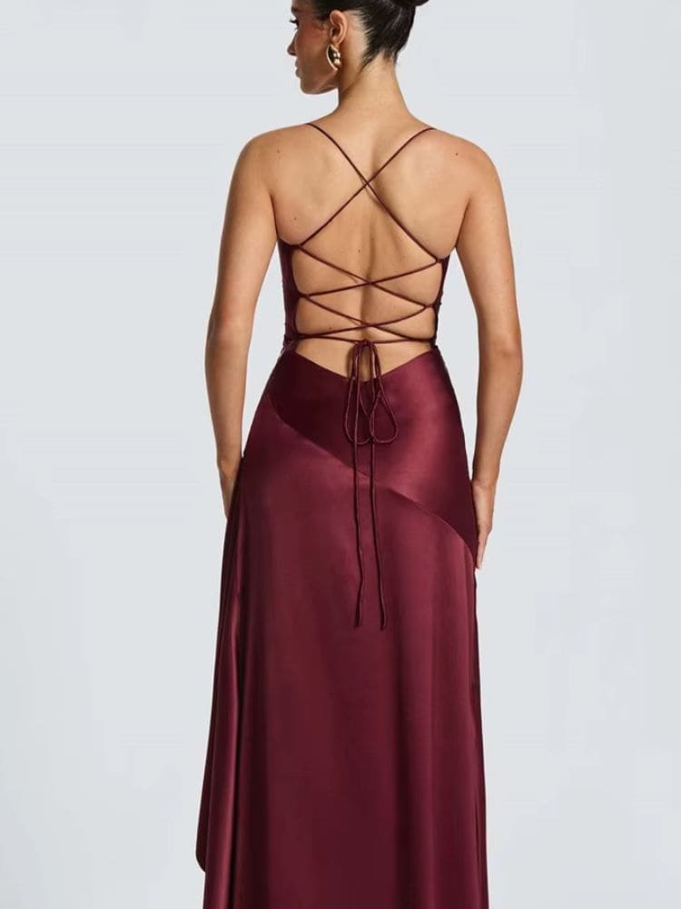 Detalhe das costas do vestido longo de cetim borgonha – Moda Origem