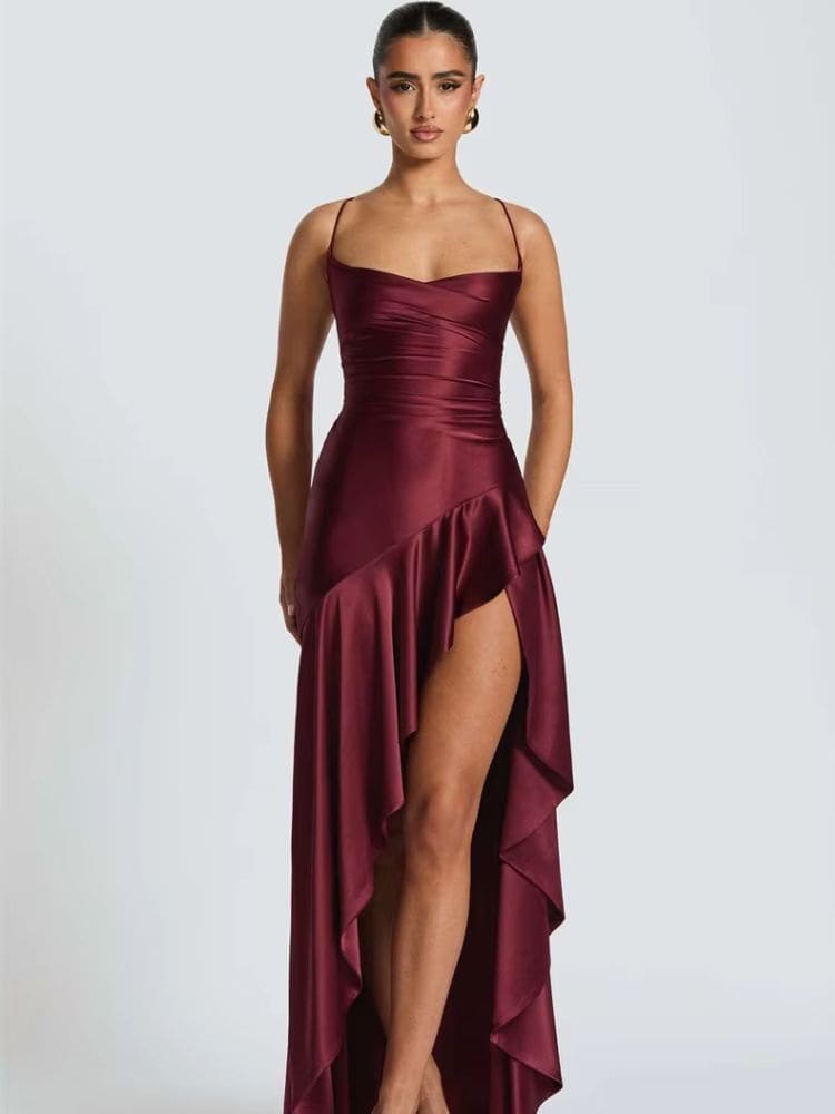 Vestido longo de cetim borgonha visto de frente, elegante e sofisticado – Moda Origem