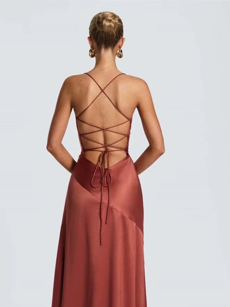 Vista traseira do vestido de cetim marrom com corte ajustado – Moda Origem