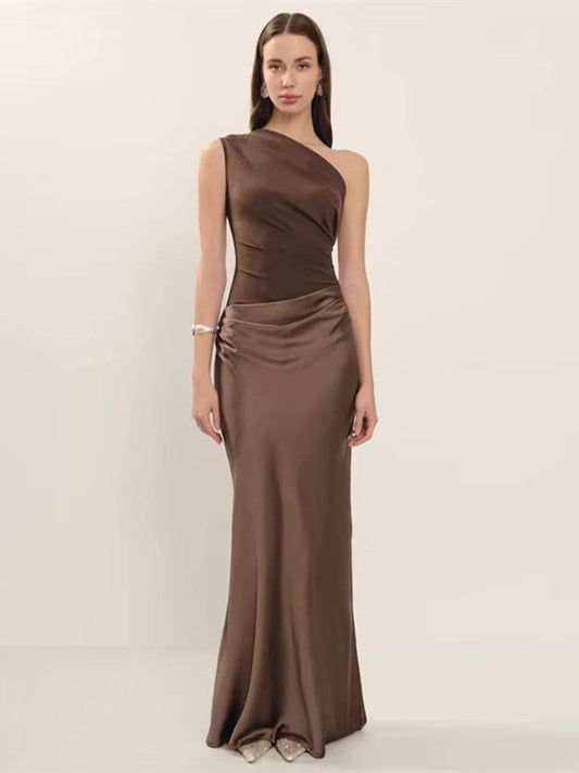 Vestido longo de cetim marrom Moda Origem com um ombro só – vista frontal em corpo inteiro da modelo