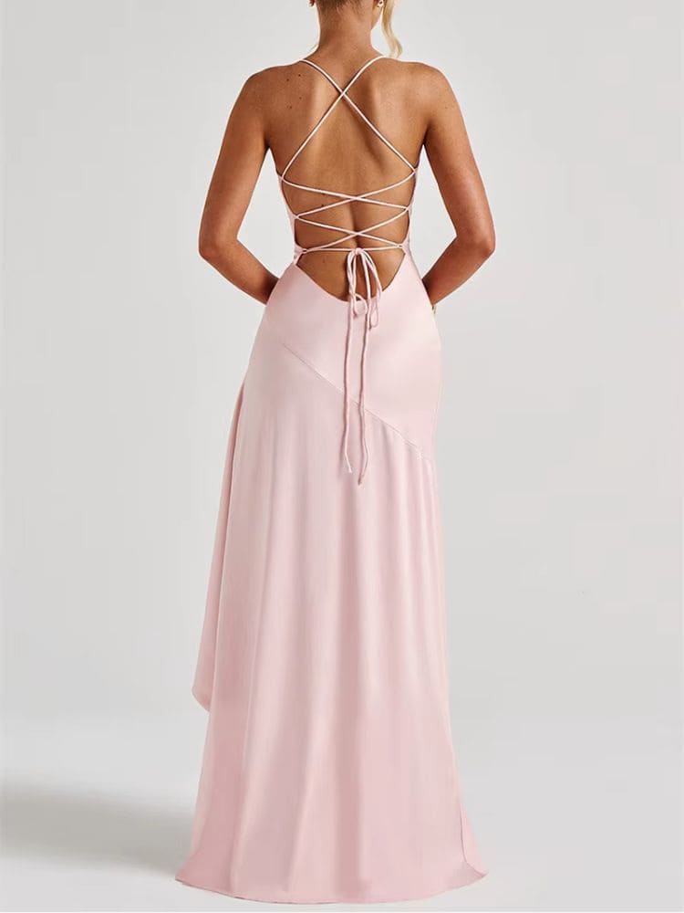 Vista traseira do vestido longo de cetim rosa, com fenda lateral delicada – Moda Origem