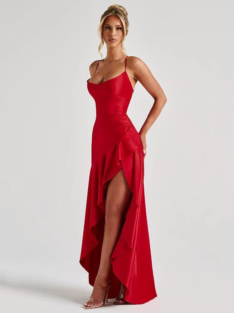 Vestido de cetim vermelho lateral destacando o caimento e o brilho do tecido – Moda Origem