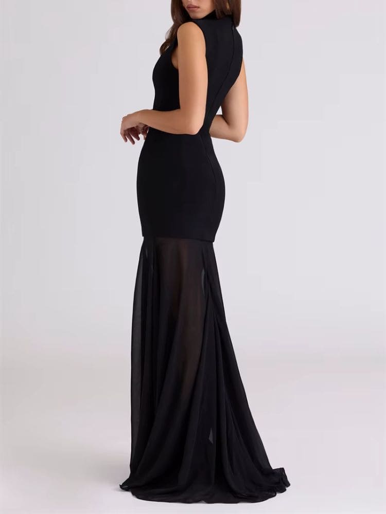 Modelo em perfil mostrando o Vestido Longo Festa com Transparência e Decote Profundo da Moda Origem