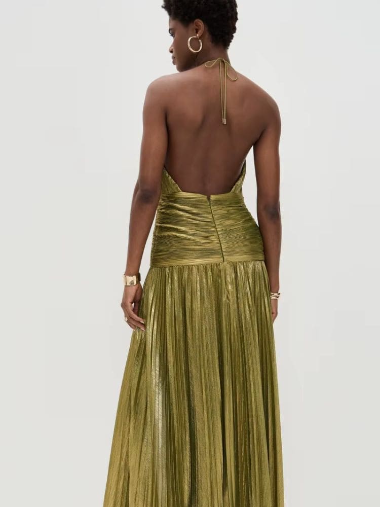 Vestido Longo Plissado Dourado Moda Origem – Vista de costas mostrando o decote halter