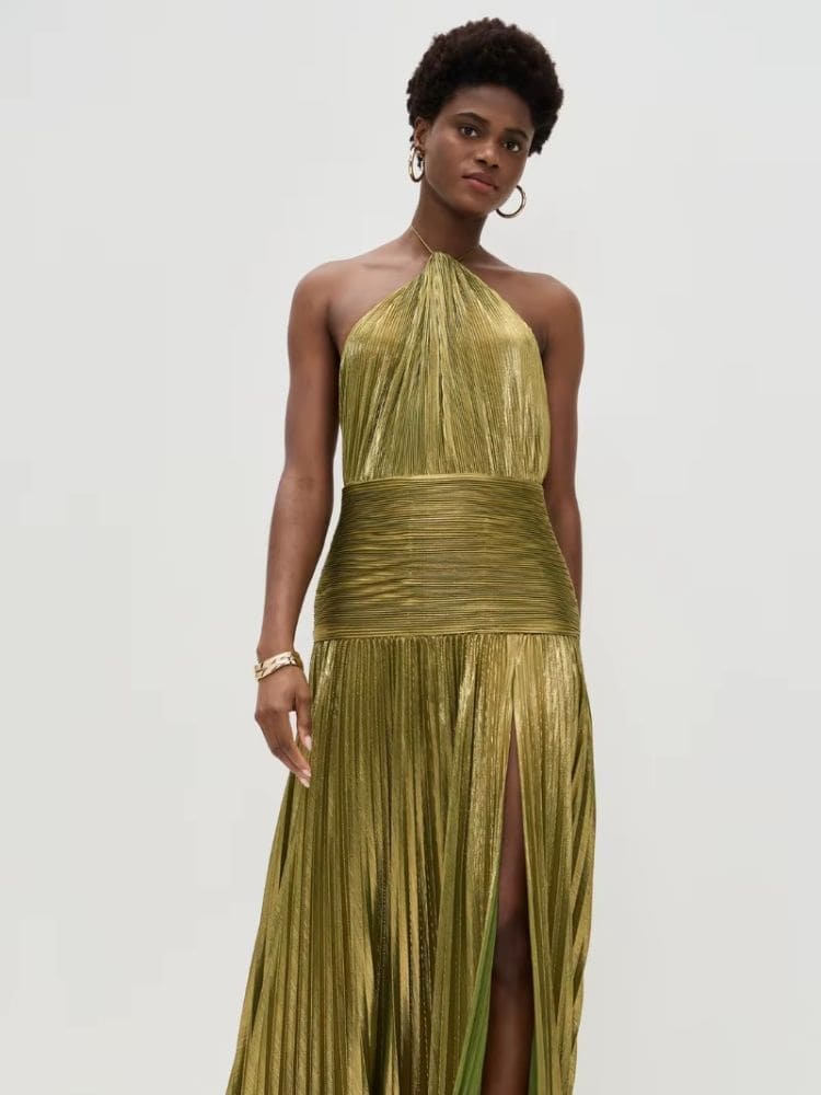 Vestido Longo Plissado Dourado Moda Origem – Detalhes do tecido e acessórios sofisticados
