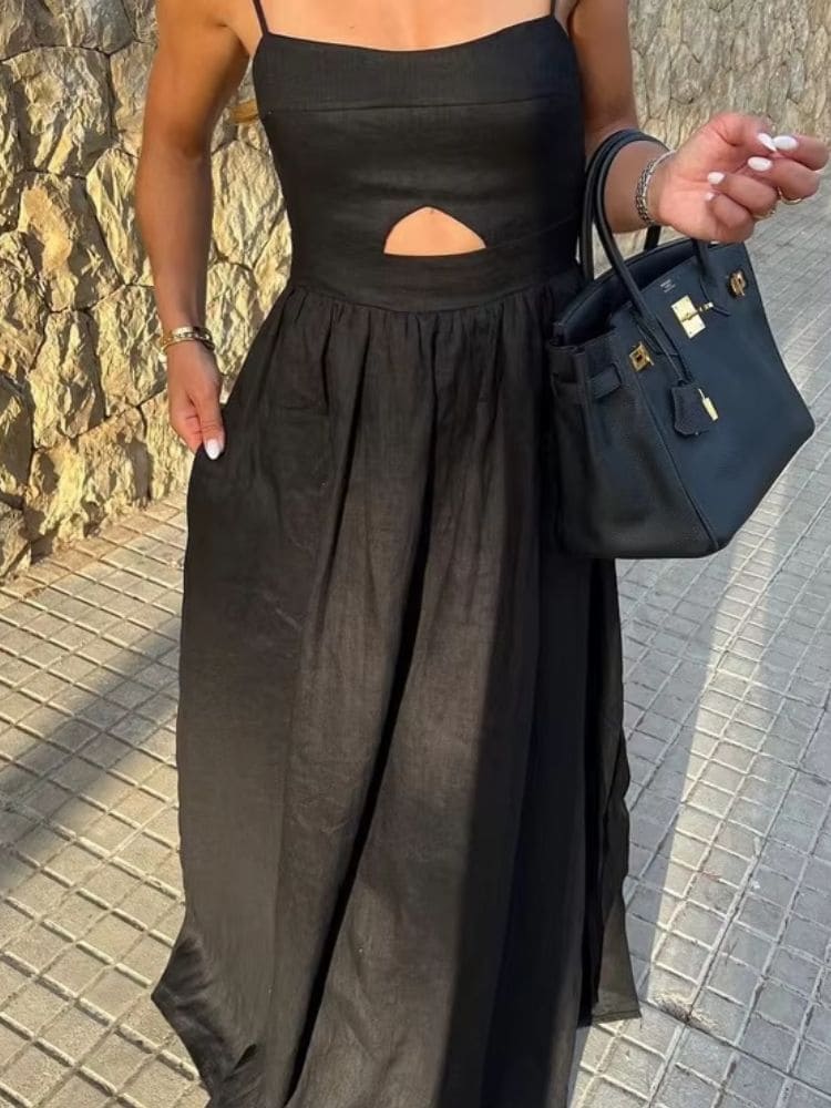 Close no decote reto com recorte do vestido longo preto – Moda Origem