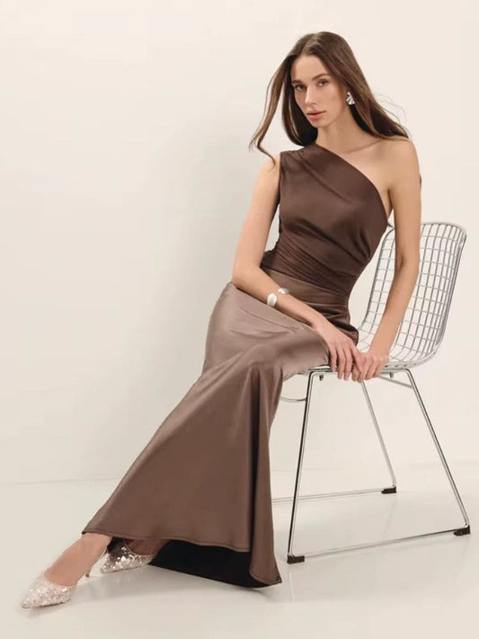 Detalhe do decote de um ombro só do vestido longo Moda Origem com acabamento sofisticado
