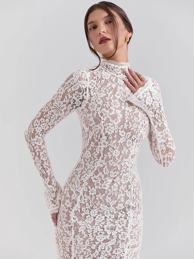 Detalhe da manga longa com acabamento sino em renda branca – Moda Origem