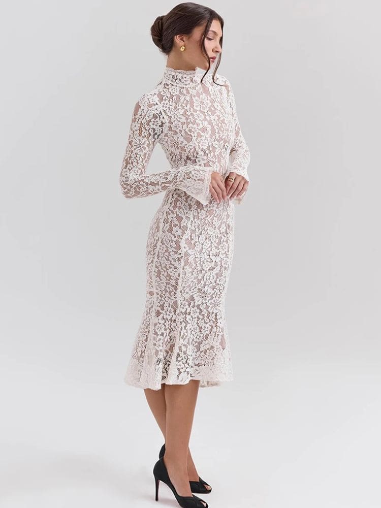 Vestido midi de renda branco com gola alta, vista lateral – Moda Origem